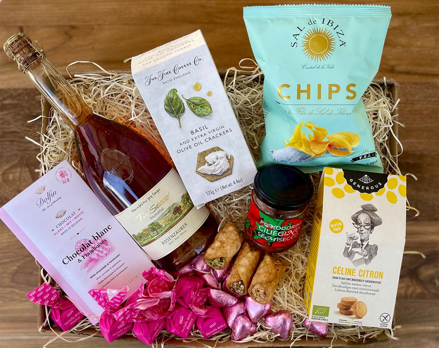 Mondogusto Danke Mama! - Limitierte Muttertagsbox: Ein Geschenkset mit Wein, Crackern, Chips, Zitronenkeksen, Herzpralinen, Frühlingsrollen und scharfer Soße.