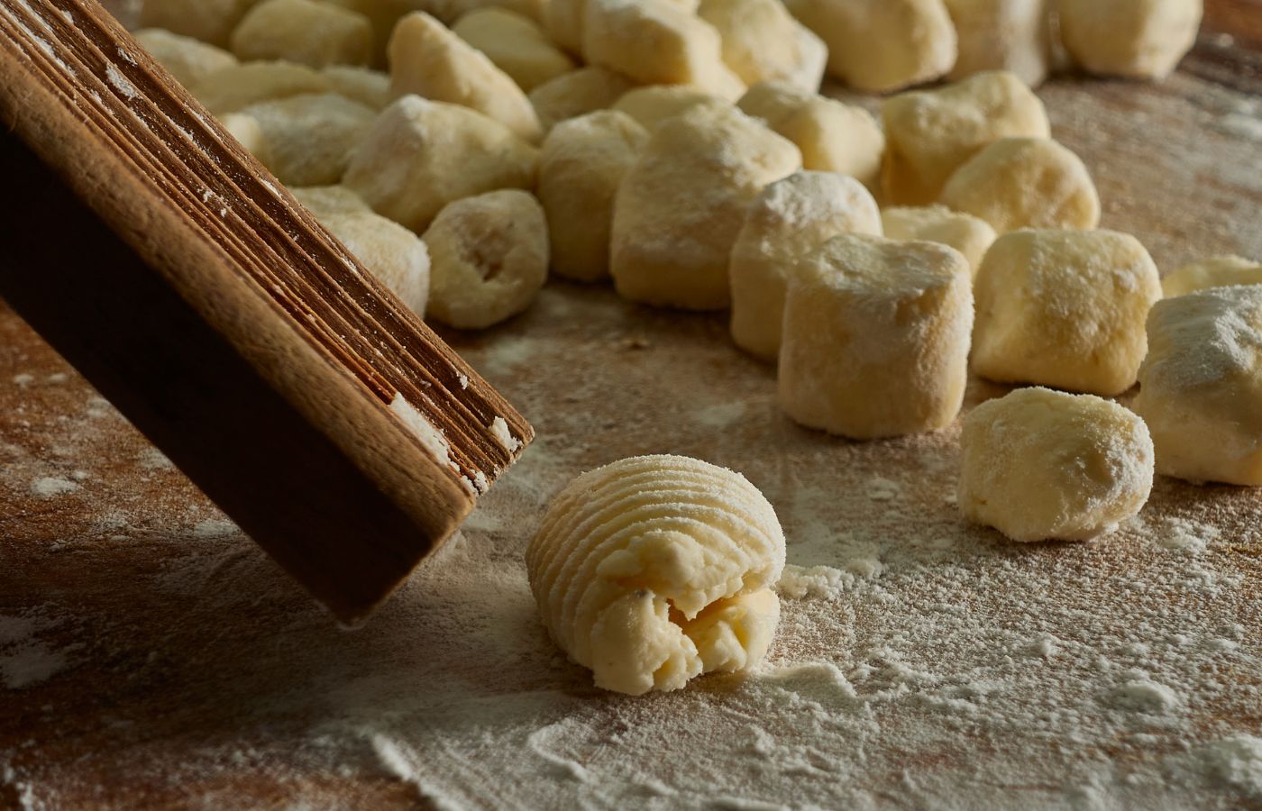 Bild von Gnocchi Herstellung mit Holzbrett