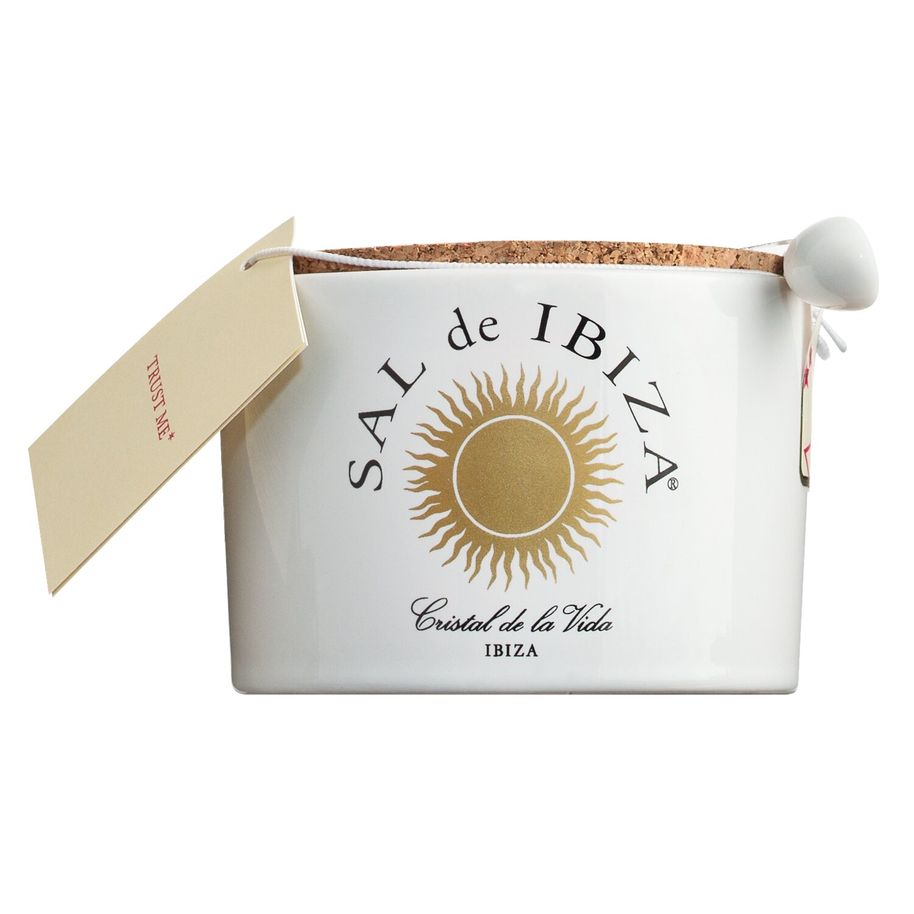 Ein weißer Behälter (140 g) der Sal de Ibiza GmbH Fleur de Sel Feliz Navidad in limitierter Auflage mit Korkdeckel, beigem Etikett und einer hölzernen, festlichen Verzierung.