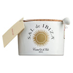 Ein weißer Behälter (140 g) der Sal de Ibiza GmbH Fleur de Sel Feliz Navidad in limitierter Auflage mit Korkdeckel, beigem Etikett und einer hölzernen, festlichen Verzierung.