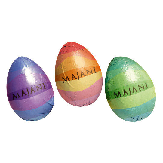 Drei bunte, in Folie verpackte Schokoladeneier - Majani Maxi Ostereier Tre Ciocolati Maxiovette aus drei Schokoladen, 100 g von Majani S.p.A. - auf weißem Hintergrund.