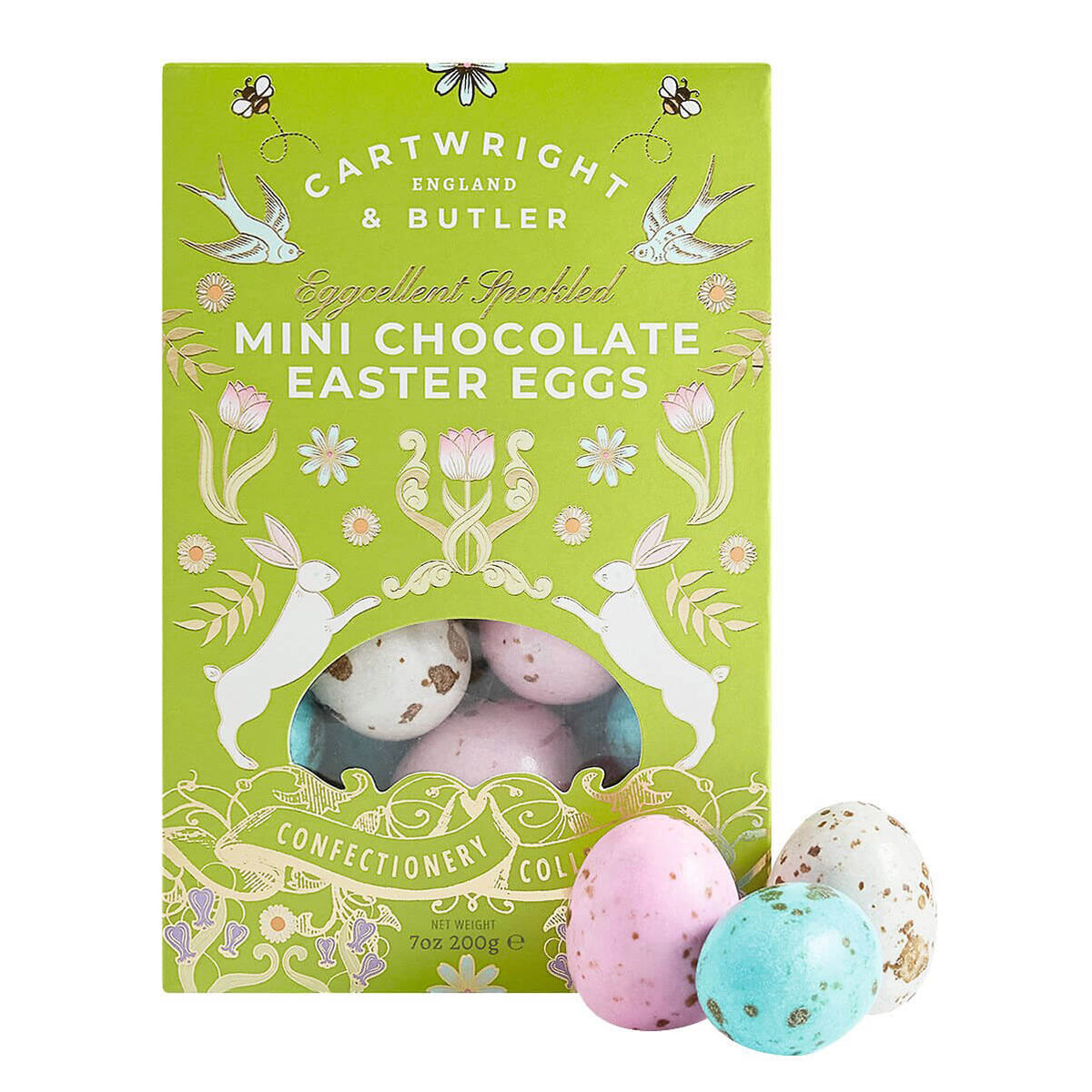 Cartwright & Butler Dragierte Mini Schokoladenostereier mit Haselnuss, 200 g: Eine grüne Box mit Mini-Ostereiern. Drei pastellfarbene, gesprenkelte Eier liegen vor der Schachtel.