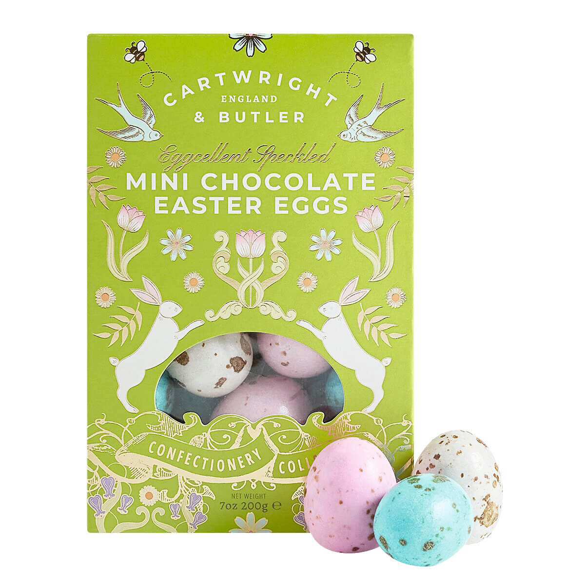 Cartwright & Butler Dragierte Mini Schokoladenostereier mit Haselnuss, 200 g: Eine grüne Box mit Mini-Ostereiern. Drei pastellfarbene, gesprenkelte Eier liegen vor der Schachtel.