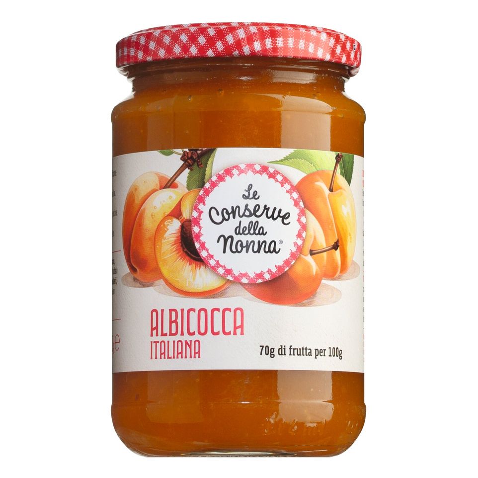 Ein 330-g-Glas der Aprikosenkonfitüre Le conserve della nonna s.r.l. mit Abbildungen von Aprikosen auf einem weiß-roten Etikett.