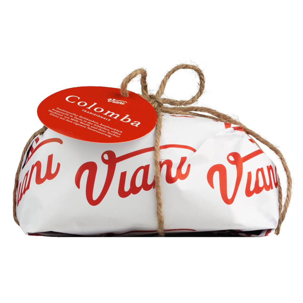 Eine 300g Colomba tradizionale von Viani & Co., eingewickelt in weißes Papier mit roter Aufschrift "Viani", verschnürt mit Bindfaden und versehen mit einem roten Colomba-Anhänger.