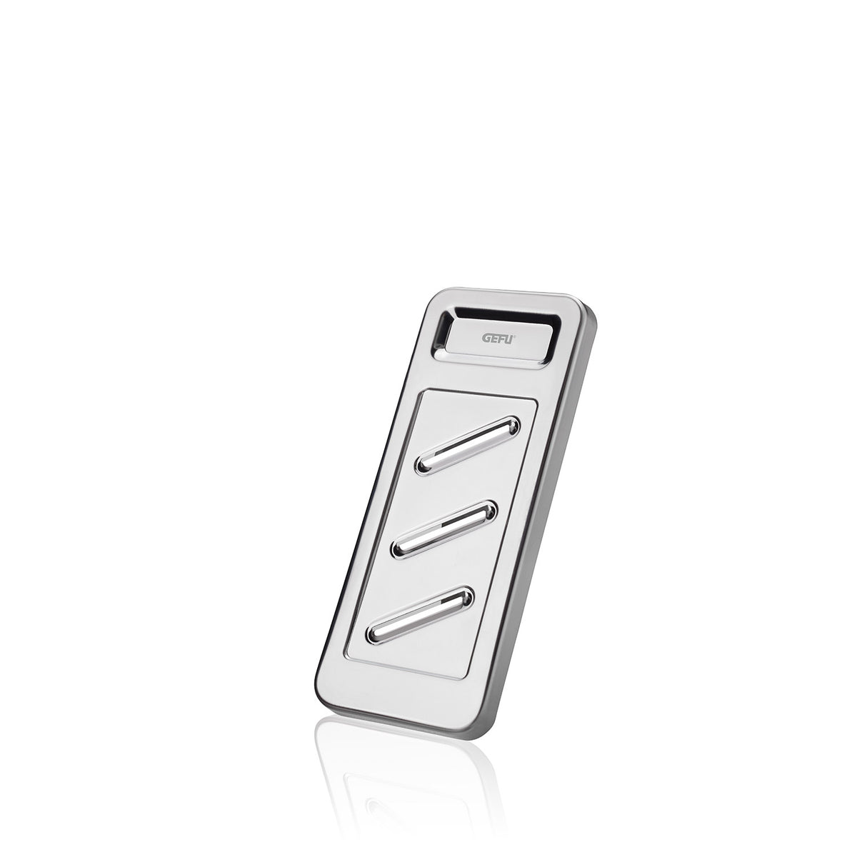 Der Gefu GEFU Mini-Hobel Retaro aus Edelstahl, 12,8 cm ist ein handgeführter Gemüsehobel aus Edelstahl mit drei diagonalen Schneideschlitzen, der aufrecht auf weißem Grund steht.