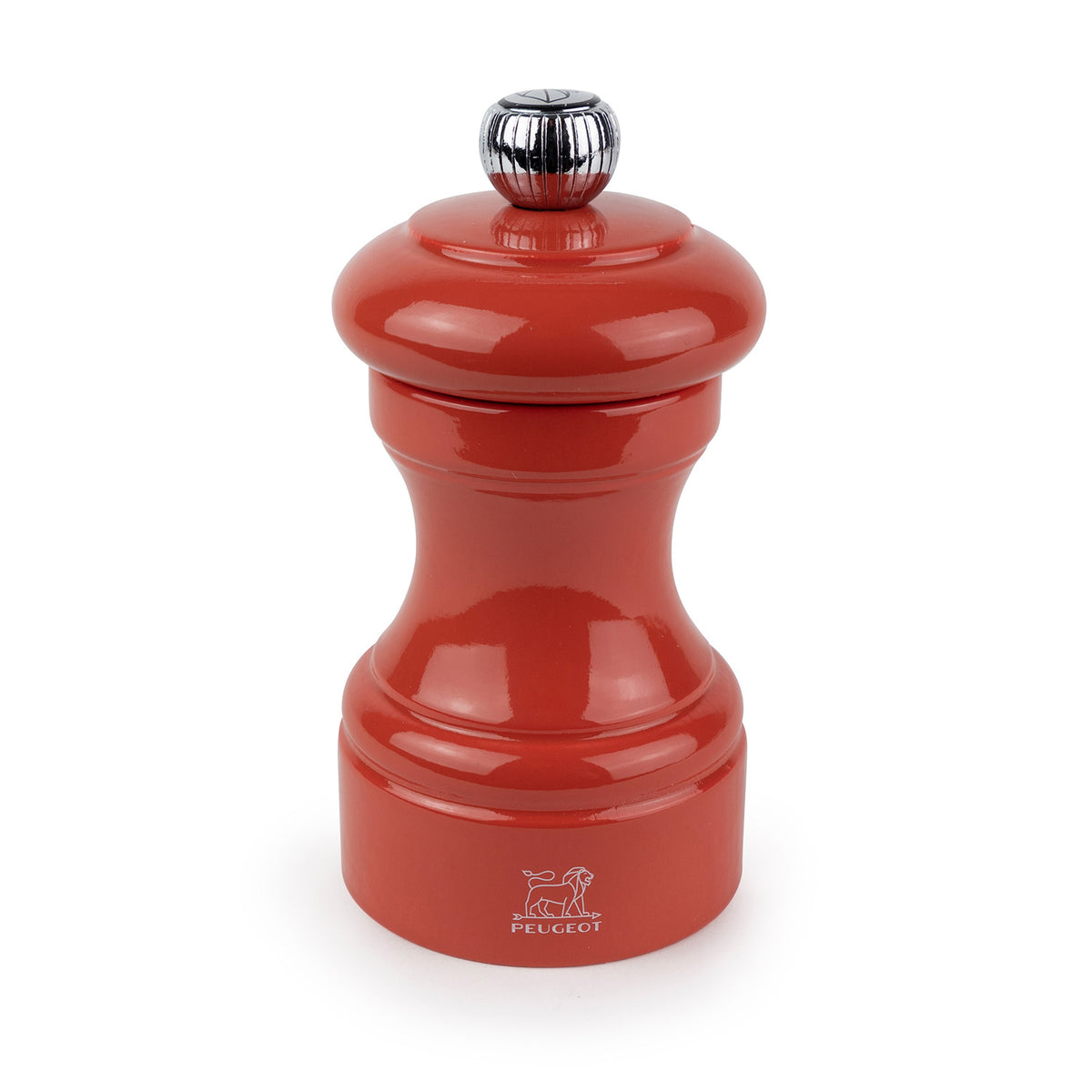 Die manuelle Salzmühle Peugeot Bistro, 10 cm, ist aus lackiertem Terrakotta-Holz gefertigt und trägt das Peugeot-Logo am Sockel.