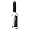 Eine Microplane Gourmet Reibe, 2-Wege-Schneide Handreibe aus Edelstahl mit schwarzem Griff, mit der Marke Microplane, ist auf weißem Hintergrund abgebildet.