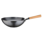Die Spring Wokpfanne Canton aus Carbonstahl, Ø 30 cm von Spring hat einen Holzgriff und ist auf einem schlichten weißen Hintergrund abgebildet.