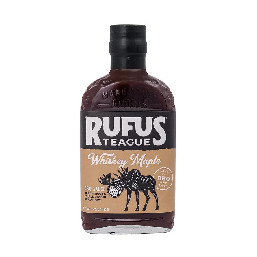 Eine 432-g-Flasche Rufus Teague Whiskey Maple Sauce mit schwarzem Etikett und goldenen Akzenten ist auf weißem Hintergrund abgebildet.