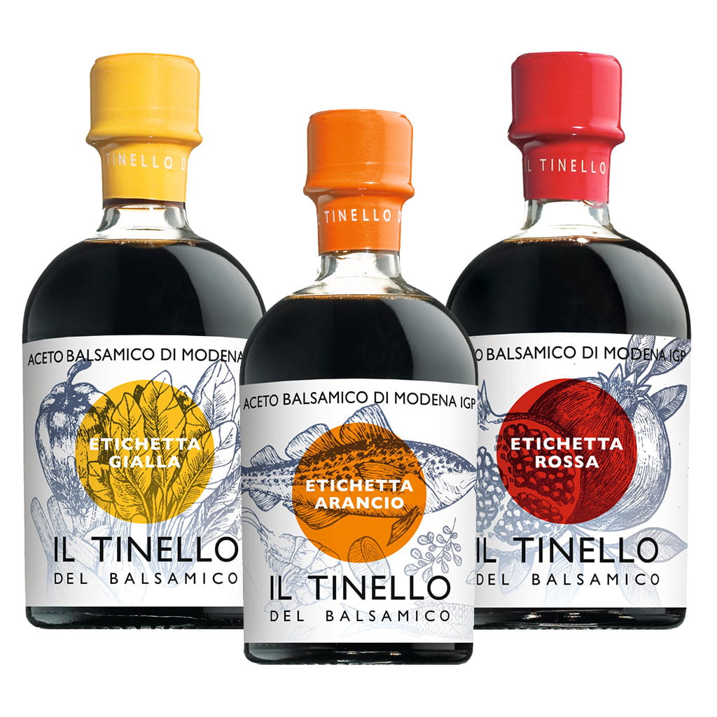 Das Verkostungsset 3er Il Tinello Balsamico di Modena IGP von Il Borgo del Balsamico enthält drei 250-ml-Flaschen mit gelbem, orangefarbenem oder rotem Verschluss und illustriertem Etikett.